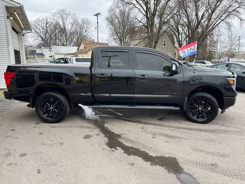 Used 2018 Nissan Titan SV w/ SV Convenience Package image 9