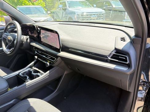 Used 2025 Chevrolet Traverse LT AWD/4WD image 9