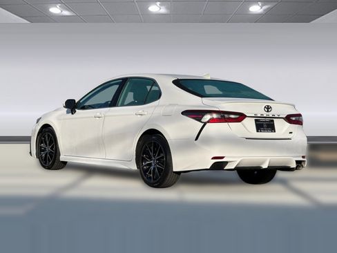 Used 2022 Toyota Camry SE image 3