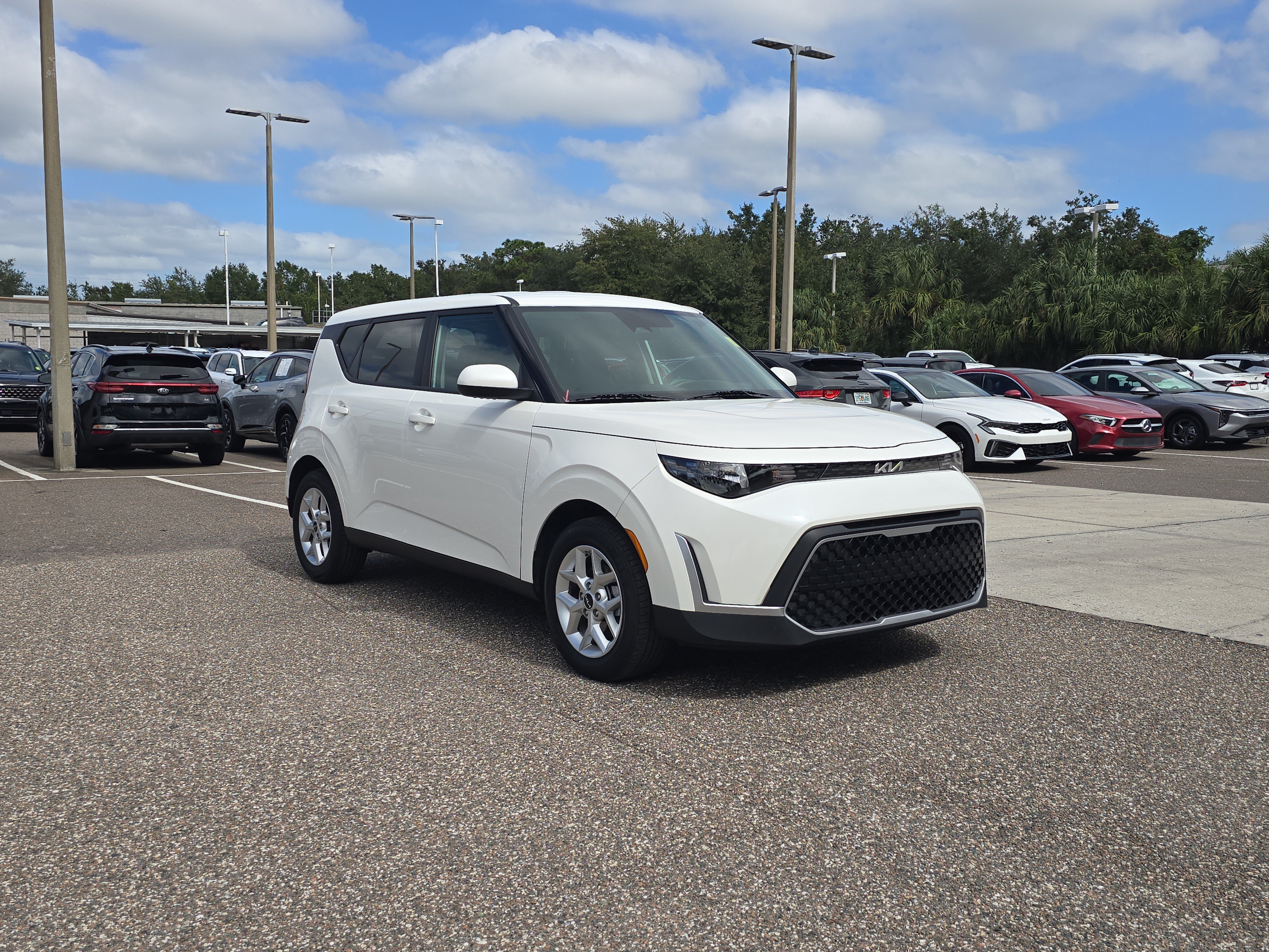 Certified 2025 Kia Soul LX w/ LX Technology Package FWD image 2
