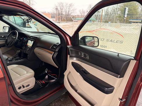 Used 2018 Ford Explorer XLT w/ Equipment Group 202A image 23