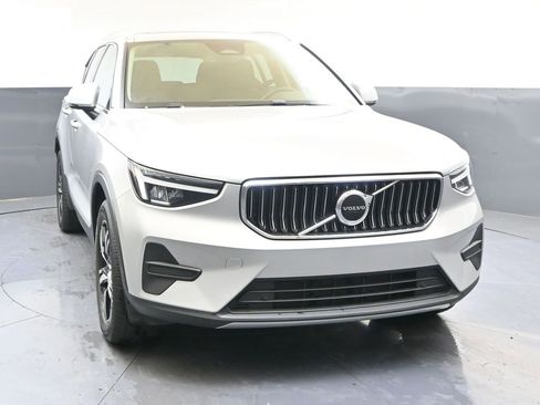 Certified 2025 Volvo XC40 B5 Core image 8