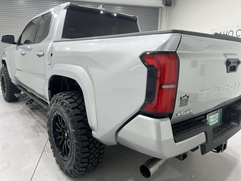 Used 2025 Toyota Tacoma SR5 AWD/4WD image 6
