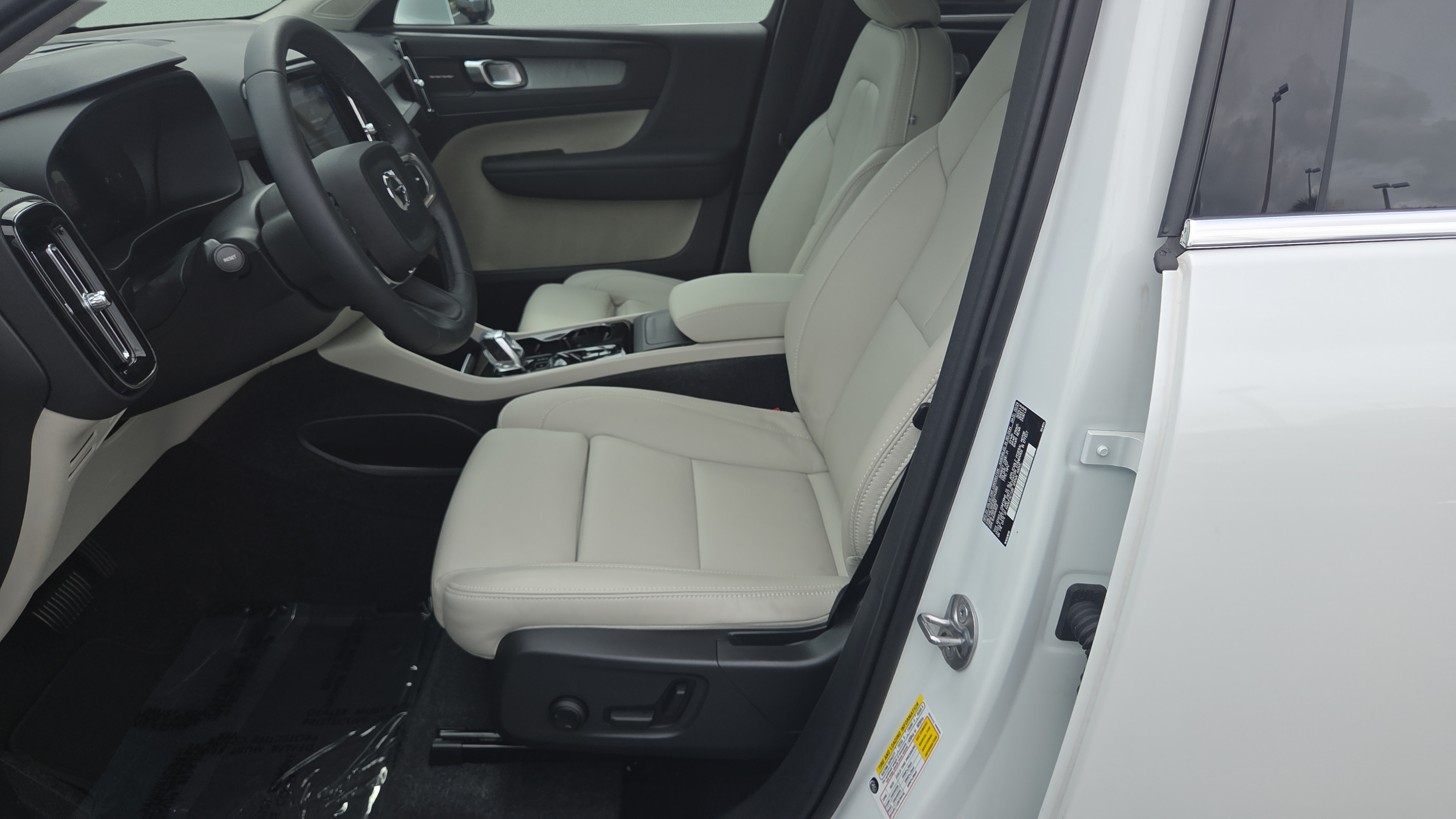 Used 2024 Volvo XC40 B5 Ultimate AWD/4WD image 9
