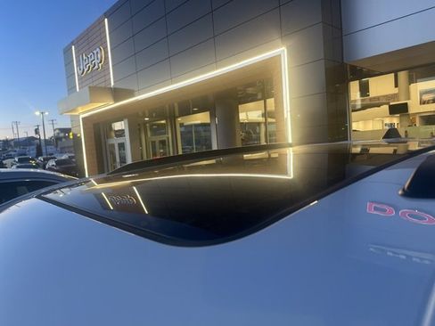 Used 2025 Jeep Grand Cherokee Limited w/ Black Appearance Package image 7