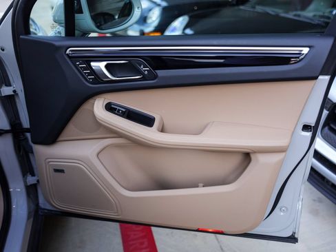 Certified 2024 Porsche Macan AWD/4WD image 34