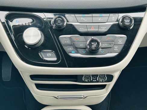 Used 2023 Chrysler Pacifica Touring-L image 22