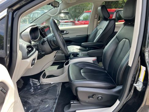Used 2023 Chrysler Pacifica Touring-L FWD image 33