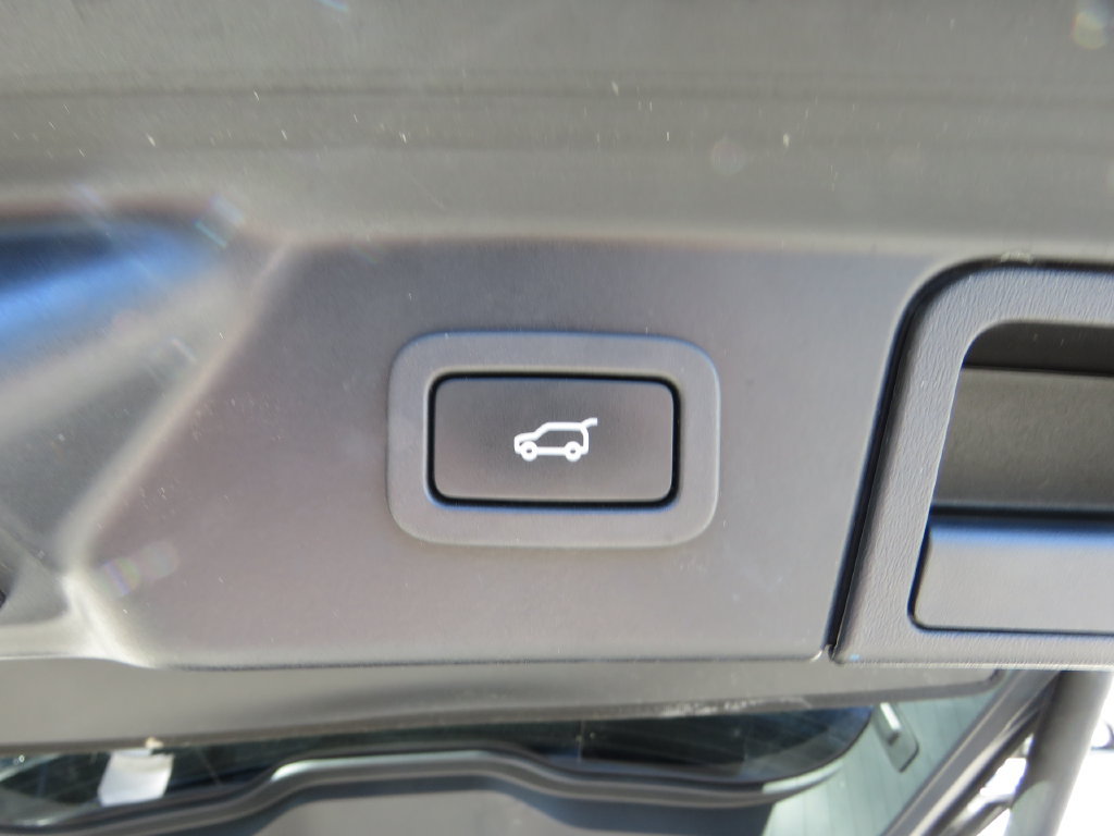 Used 2018 Land Rover Range Rover Velar R-Dynamic SE AWD/4WD image 18