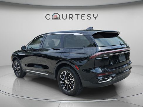 Used 2025 Lincoln Nautilus Premier AWD/4WD image 3