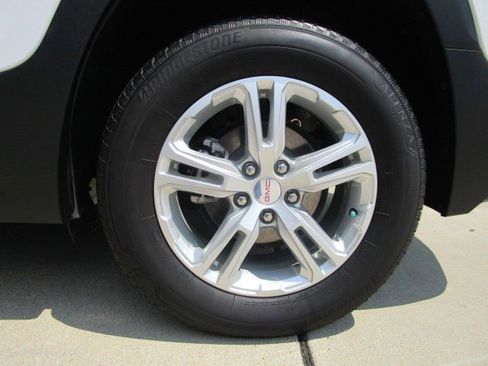 Used 2023 GMC Terrain SLE w/ Driver Convenience Package image 9