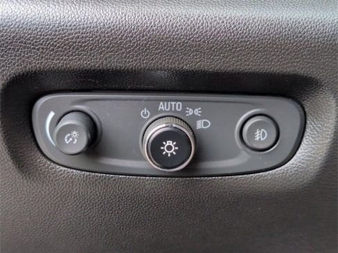 Used 2021 Chevrolet Traverse LT image 17