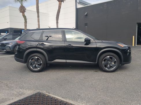 Used 2024 Nissan Rogue SV image 2