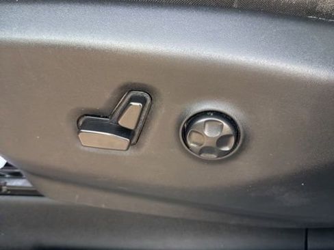 Used 2024 Chrysler Pacifica Touring-L image 23