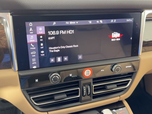 Certified 2026 Porsche Macan AWD/4WD image 24