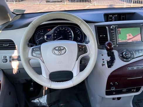 Used 2014 Toyota Sienna XLE image 5