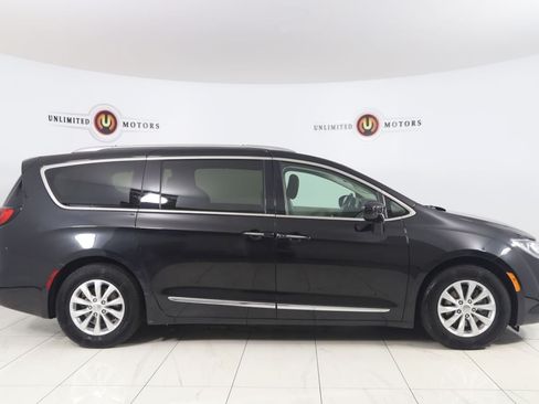 Used 2018 Chrysler Pacifica Touring-L FWD image 2