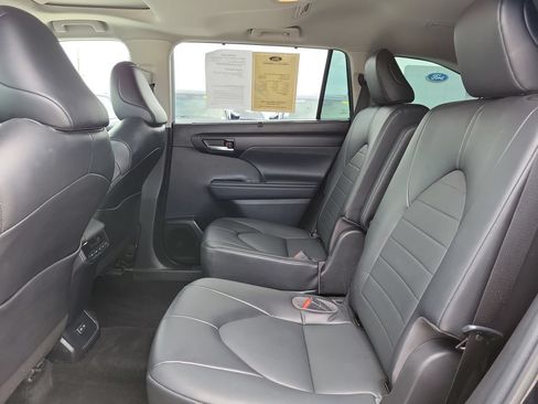 Used 2022 Toyota Highlander XLE FWD image 8