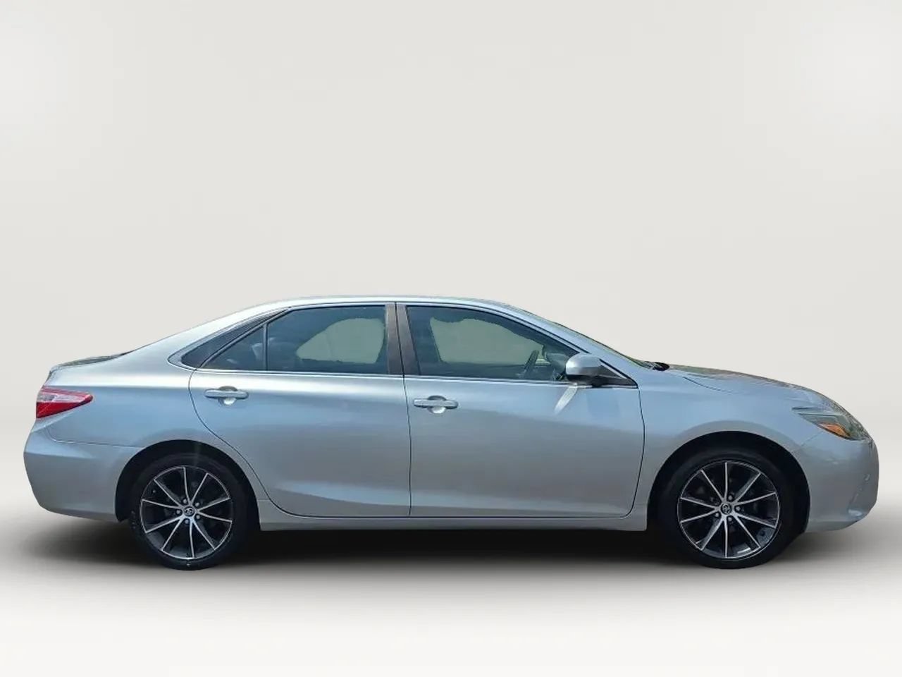 Used 2015 Toyota Camry XSE FWD image 9