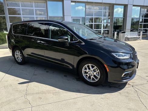 Used 2023 Chrysler Pacifica Touring-L FWD image 2