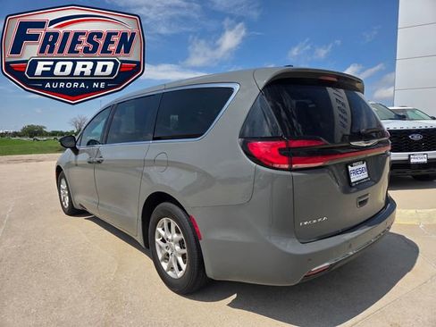 Used 2025 Chrysler Pacifica Select FWD image 4
