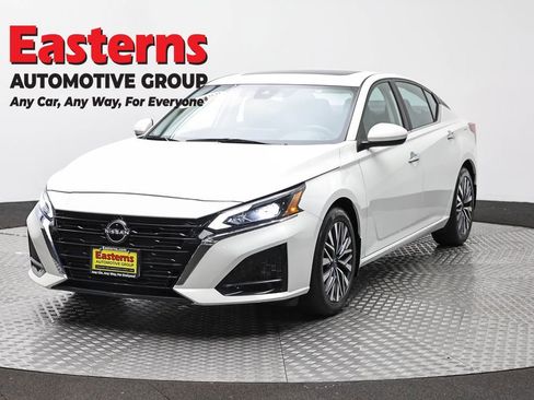 Used 2024 Nissan Altima 2.5 SV w/ SV Premium Package FWD image 1