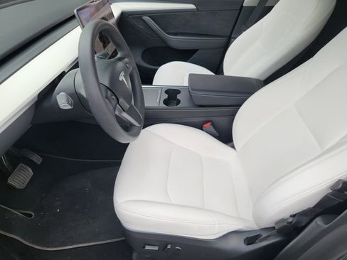 Used 2024 Tesla Model Y Long Range AWD/4WD image 9