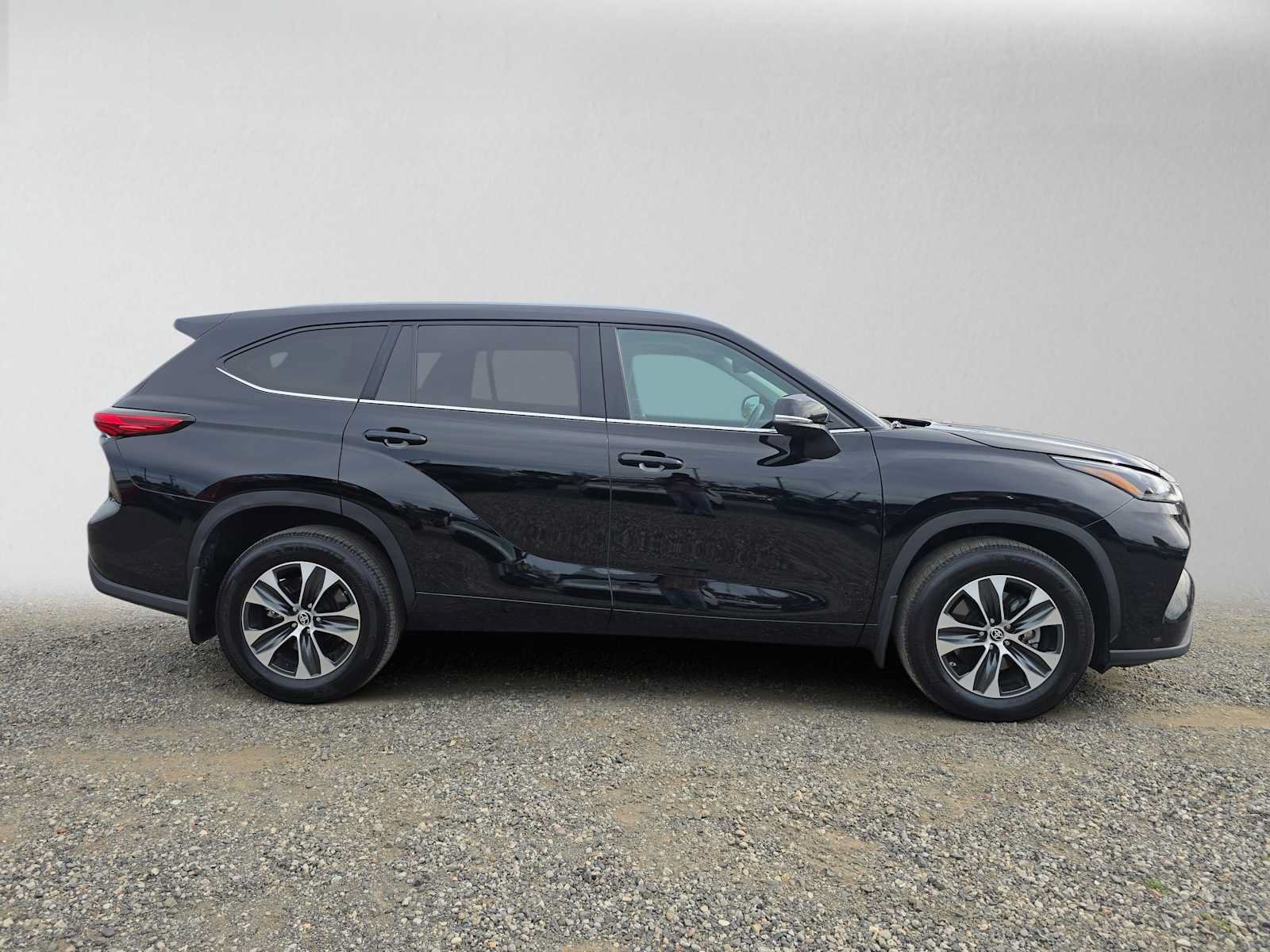 Used 2023 Toyota Highlander XLE AWD/4WD image 2