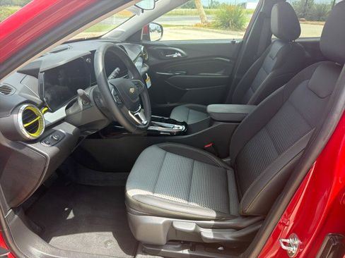 Used 2026 Chevrolet Trax LT w/ LT Convenience Package FWD image 5
