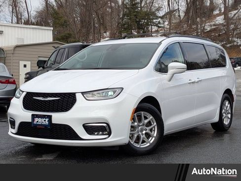 Used 2022 Chrysler Pacifica Touring-L image 1