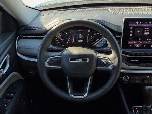 Used 2022 Jeep Compass Latitude FWD image 11