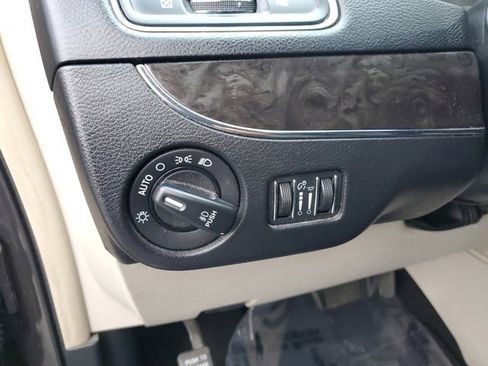 Used 2016 Chrysler Town & Country Touring image 23