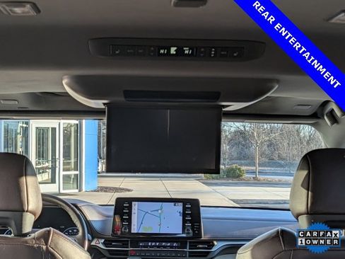 Used 2022 Toyota Sienna Platinum image 11