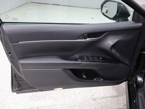 Used 2018 Toyota Camry LE FWD image 12