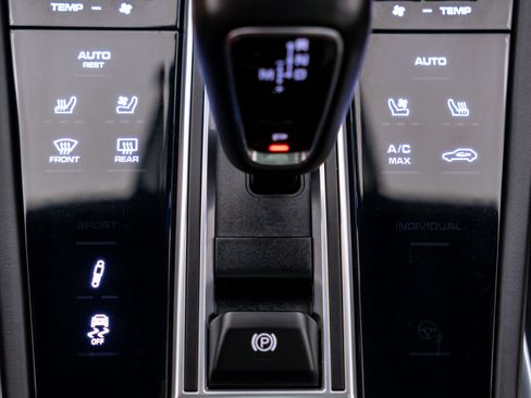 Used 2022 Porsche Cayenne Turbo AWD/4WD image 28