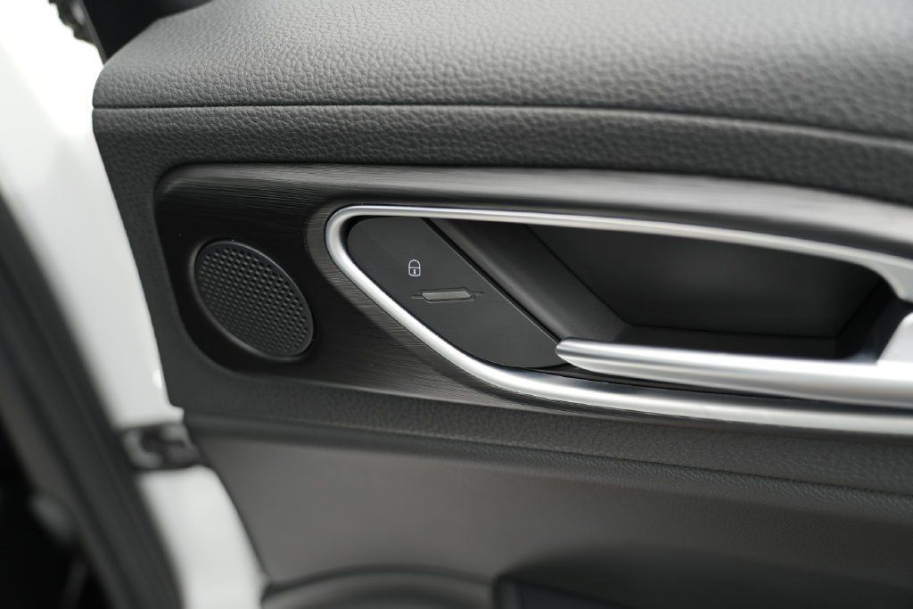 Used 2017 Alfa Romeo Giulia AWD image 38