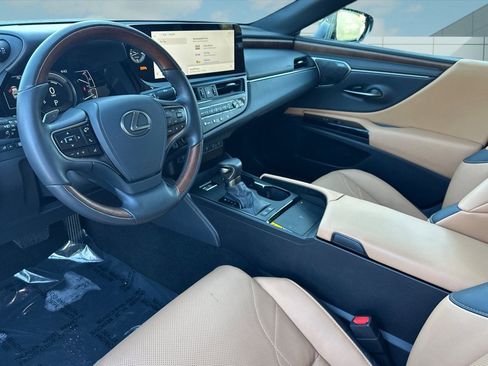 Used 2025 Lexus ES 300h w/ Luxury Package image 4