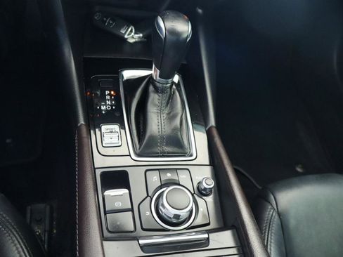 Used 2018 MAZDA MAZDA3 Touring w/ Appearance Package image 21