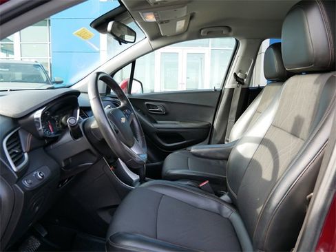 Used 2022 Chevrolet Trax LT w/ LT Convenience Package image 7