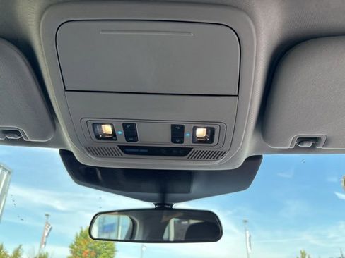 Used 2023 Ford Explorer XLT image 8