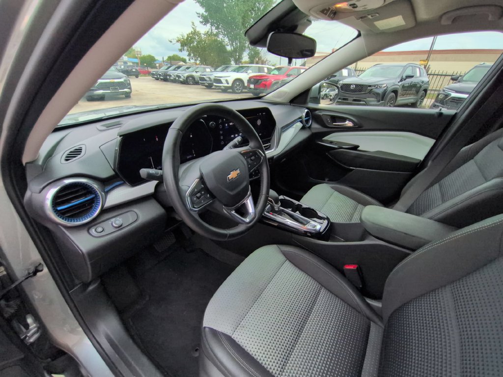 Used 2025 Chevrolet Trax LT w/ LT Convenience Package FWD image 15