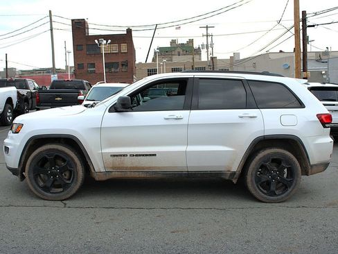Used 2019 Jeep Grand Cherokee Laredo image 3