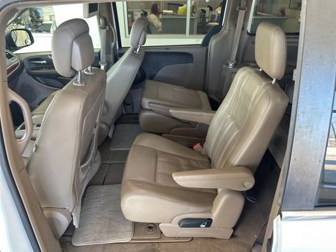 Used 2016 Chrysler Town & Country Touring image 15