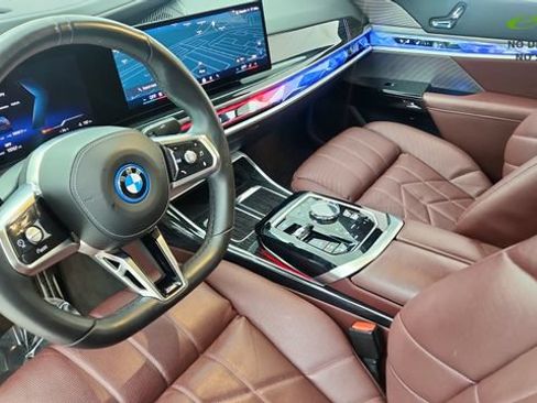Used 2025 BMW i7 eDrive50 w/ M Sport Package RWD image 19