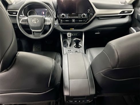 Used 2023 Toyota Highlander XLE image 10