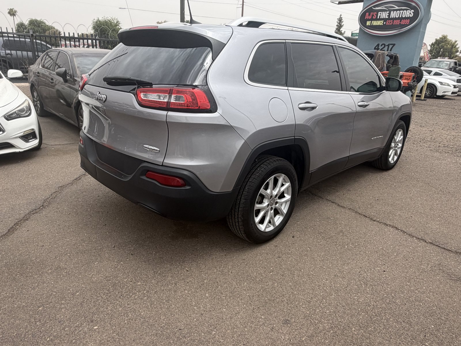 Used 2018 Jeep Cherokee Latitude Plus w/ Comfort/Convenience Group FWD image 4