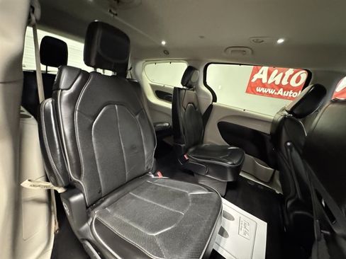 Used 2019 Chrysler Pacifica Limited FWD image 15