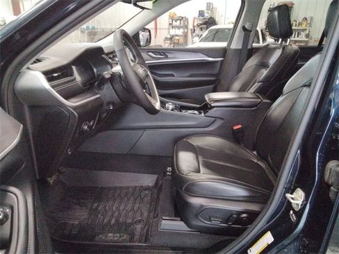 Used 2023 Jeep Grand Cherokee Limited w/ Luxury Tech Group II image 9