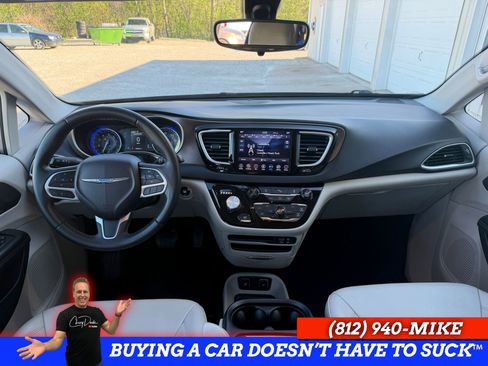 Used 2018 Chrysler Pacifica Touring-L w/ Tire & Wheel Group image 10