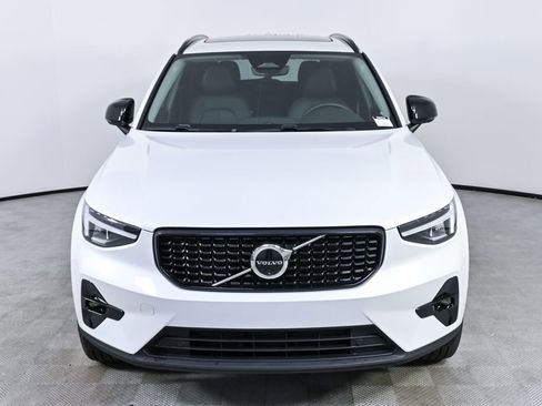 Certified 2025 Volvo XC40 B5 Plus image 36